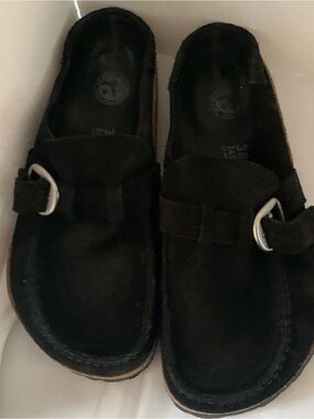 are Birkenstock Buckley clogs in black suede, size 7